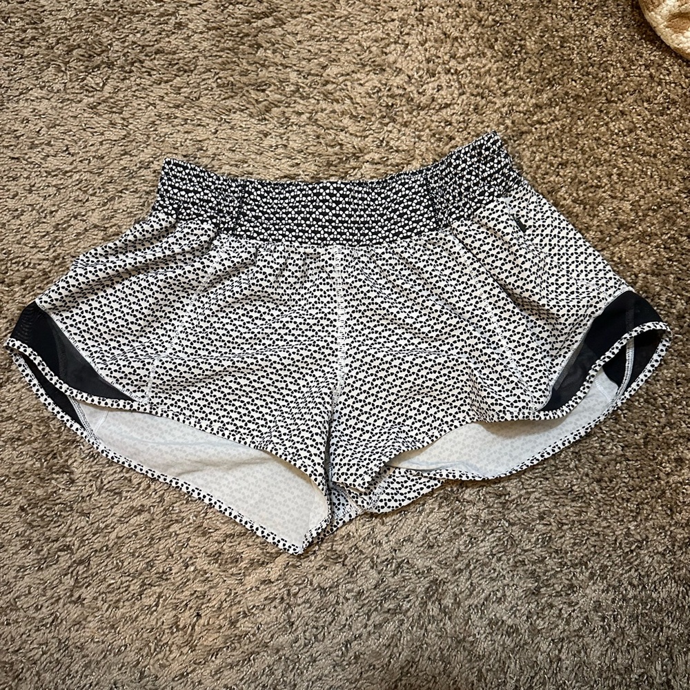 Lululemon Hotty Hot LR Shorts 2.5” white and black pattern size 6